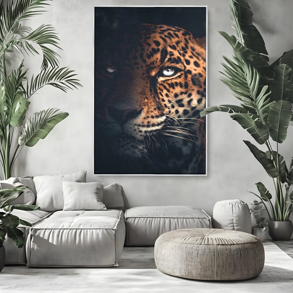 Tablou canvas cu tablou canvas cu ochiul de jaguar, in rama de aluminiu argintiu, pe perete intr-un living